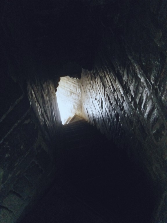 铁塔内部的阶梯十分陡峭，处处透露出历史的痕迹