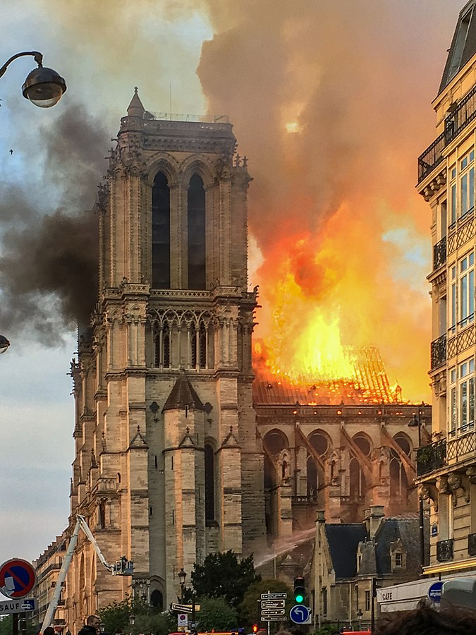 图 1 火焰笼罩中的巴黎圣母院，From LeLaisserPasserA38, https://zh.wikipedia.org/wiki/File:Incendie_Notre_Dame_de_Paris.jpg, 本文件采用知识共享署名-相同方式共享 4.0 国际许可协议授权。