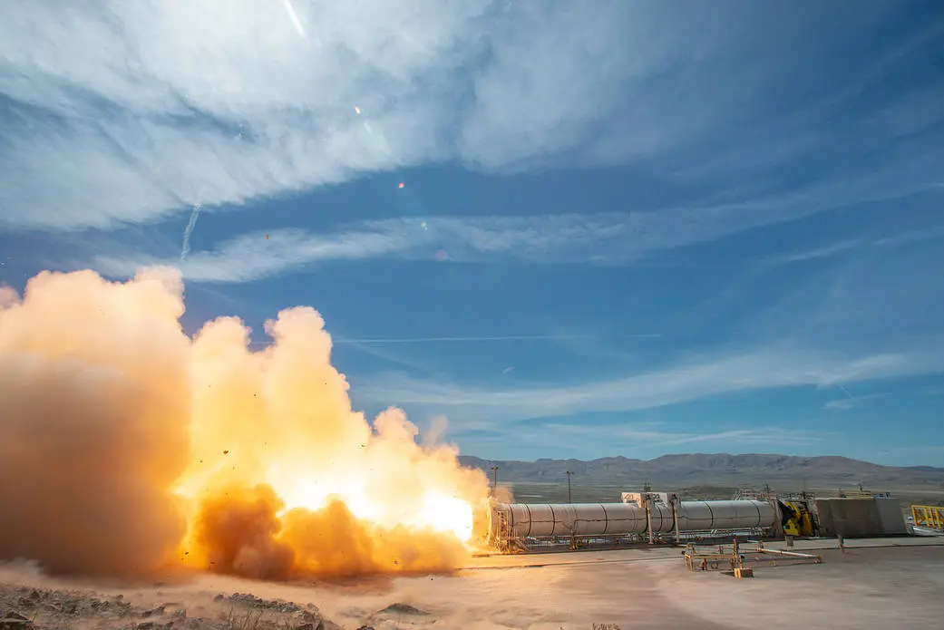 NASA 太空发射系统火箭固体助推器完成首次热火测试