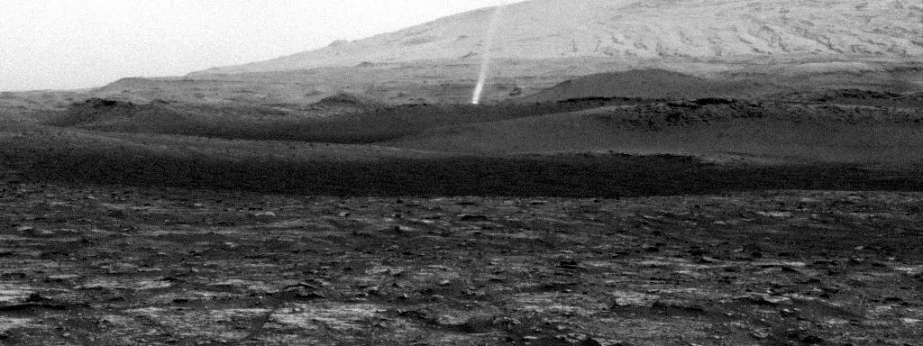 好奇号在火星上拍摄到一个至少50米高的尘卷风