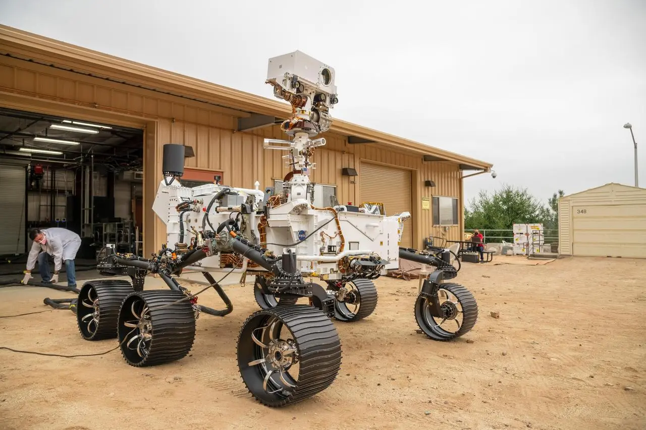 毅力号火星车的兄弟已经抵达 NASA 位于南加州的火星环境模拟测试场