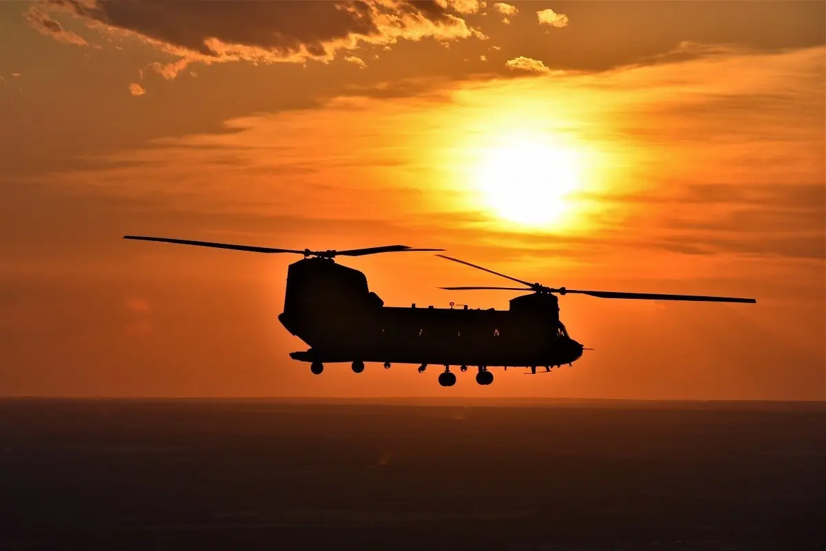 黄昏时分的 CH - 47 直升机