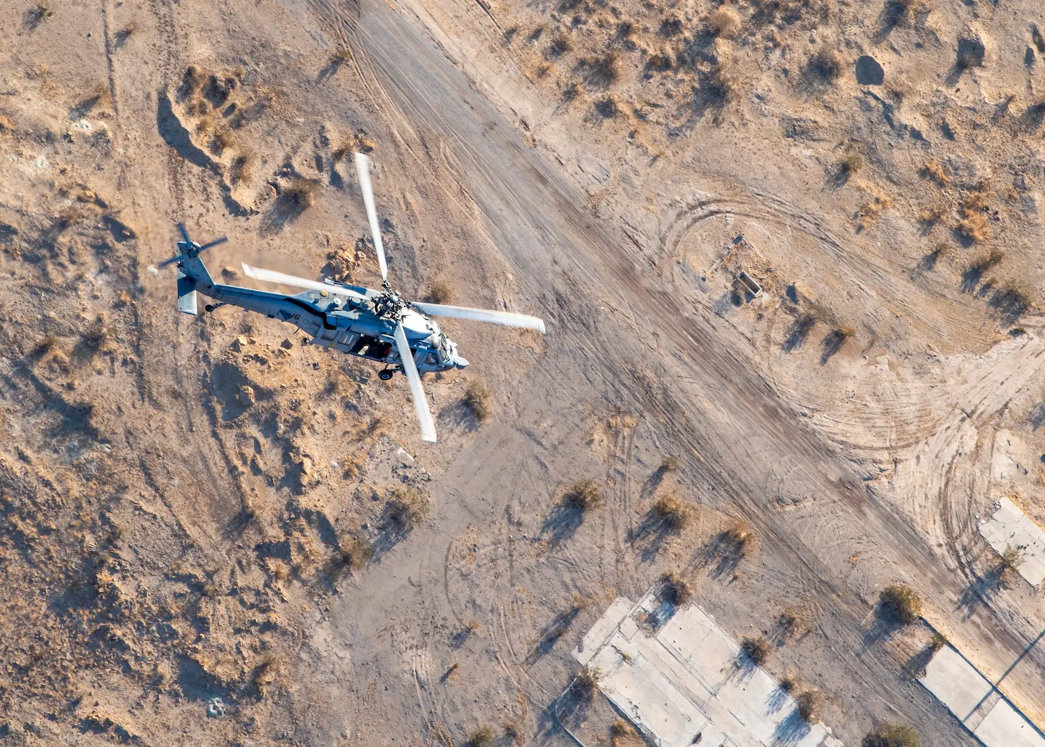 正在进行战术训练的MH-60S海鹰直升机