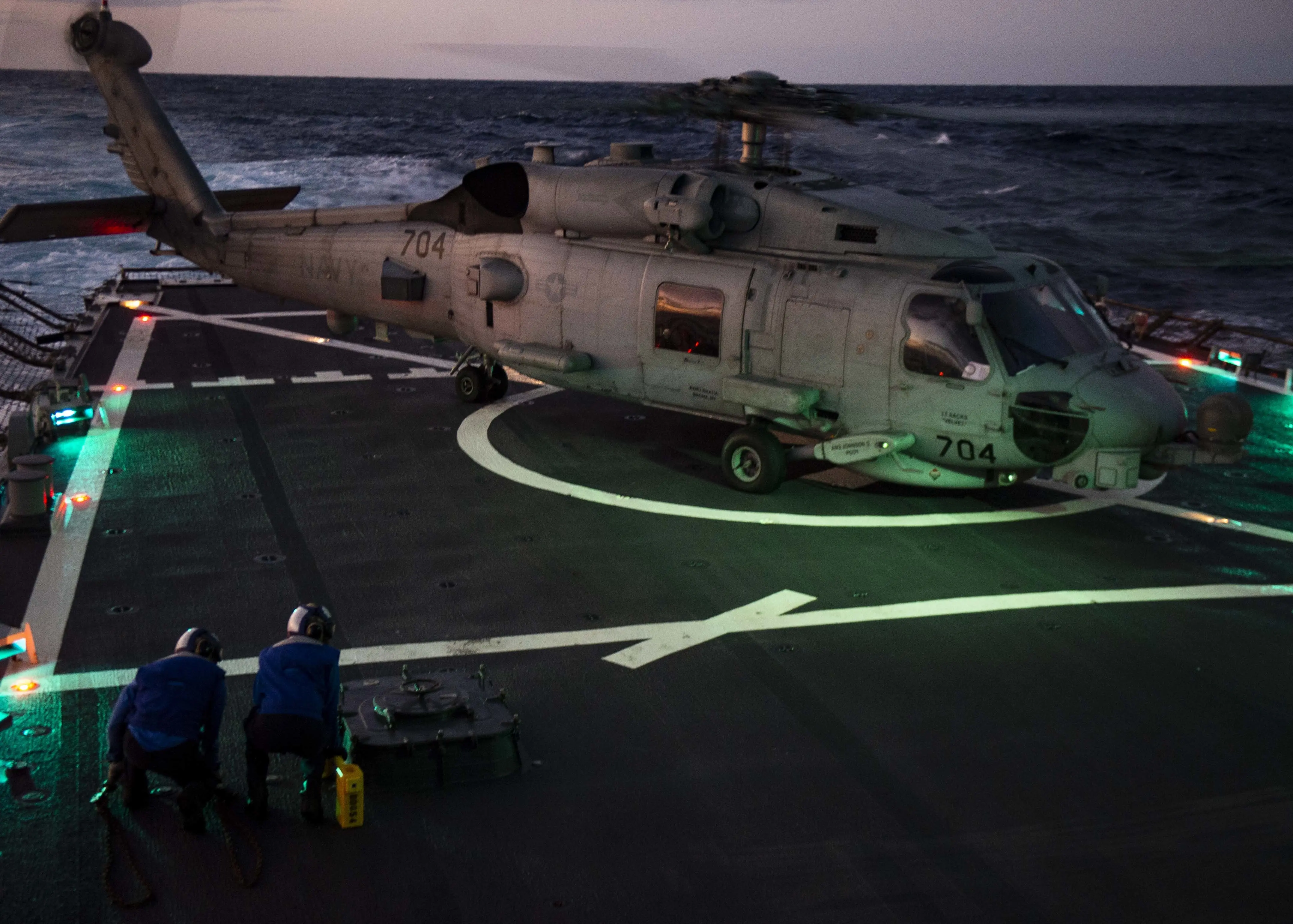阿利·伯克级导弹驱逐舰甲板上的MH-60R海鹰直升机