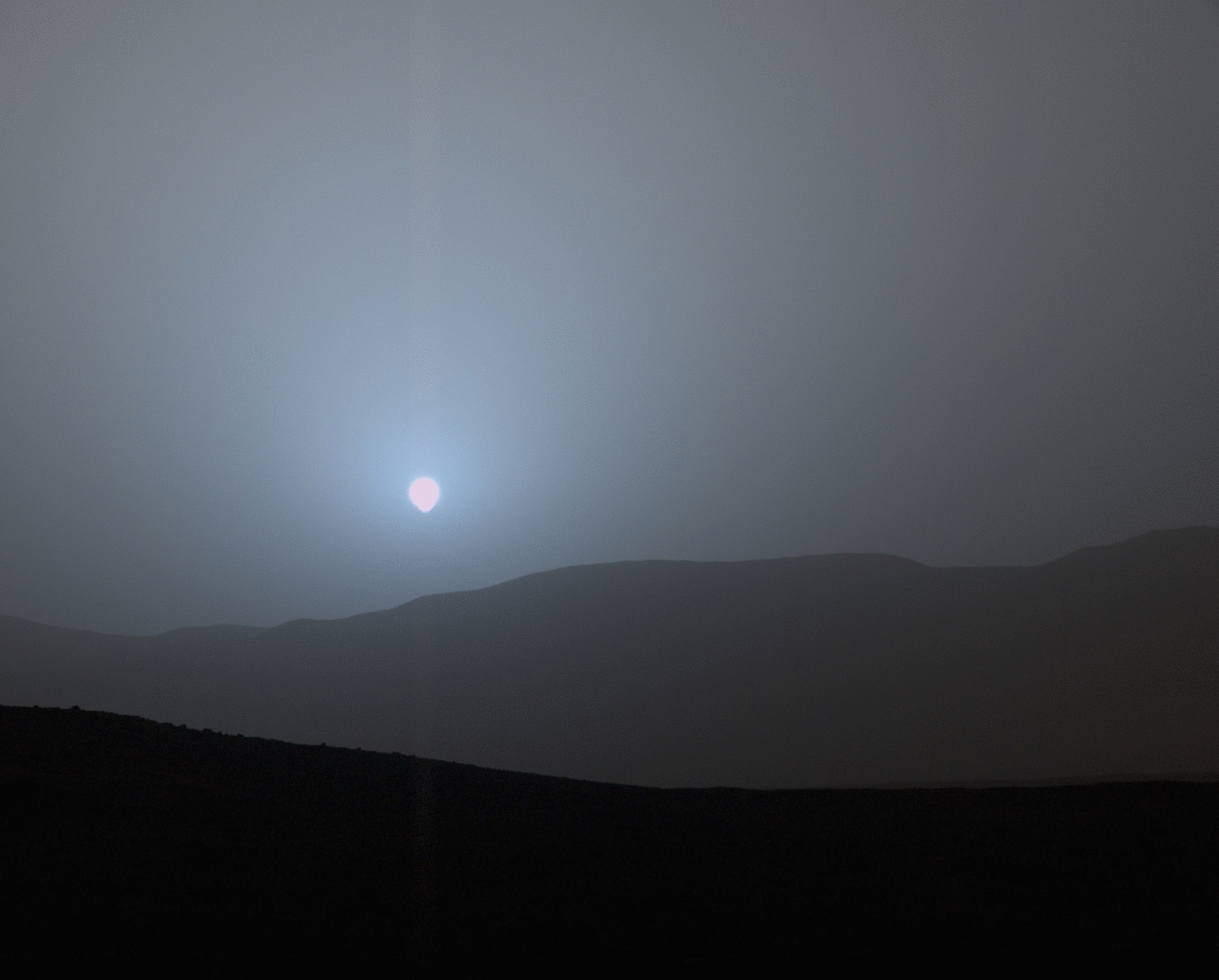 在火星盖尔陨石坑上欣赏蓝色的日落