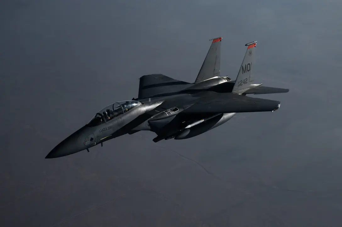 飞行中的F-15E攻击鹰战机
