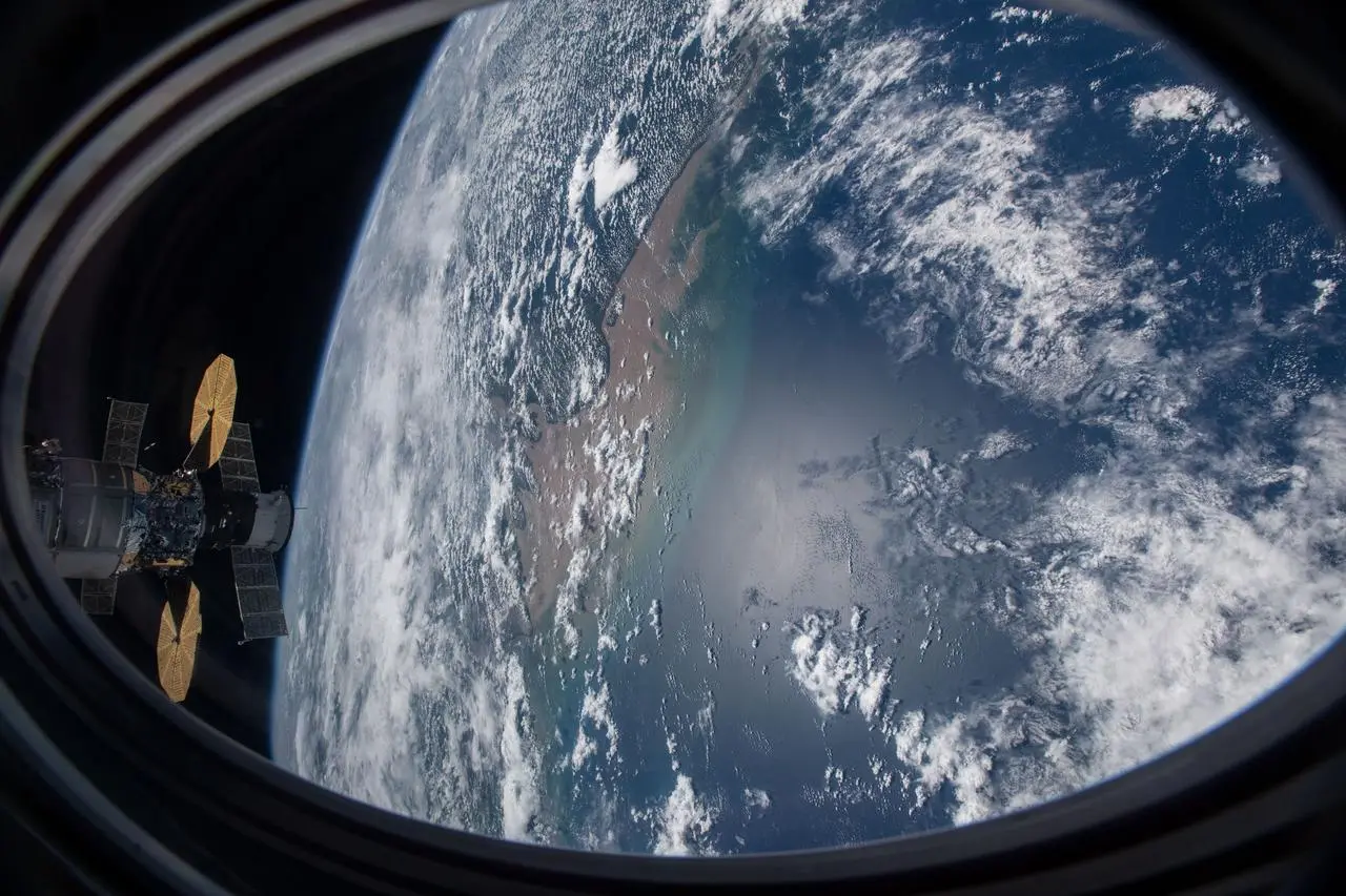 SpaceX载人龙飞船窗外的地球