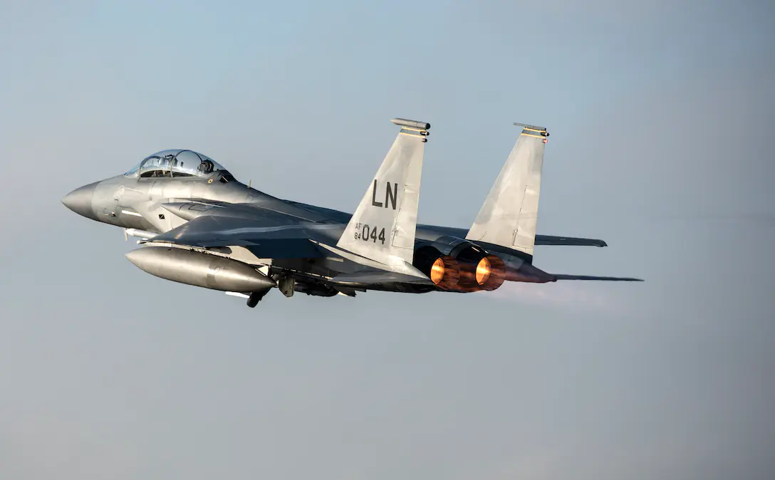 正在爬升的F-15C战机