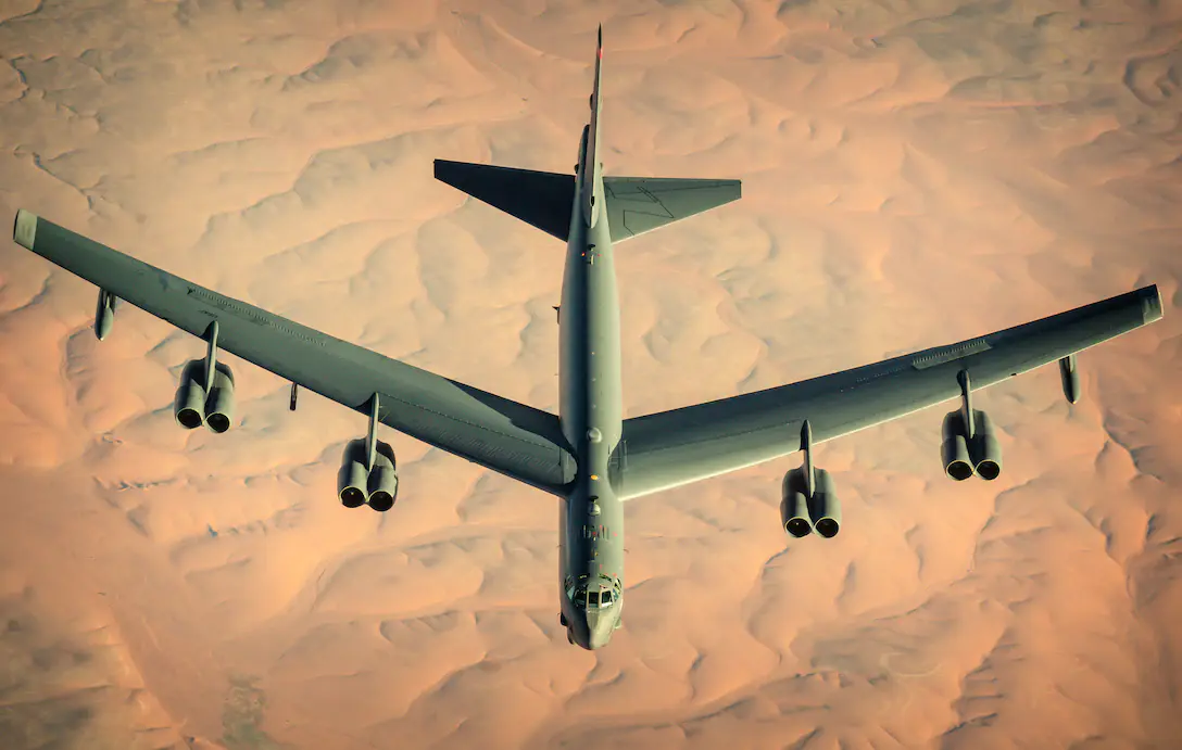 飞行在沙漠上空的B-52轰炸机