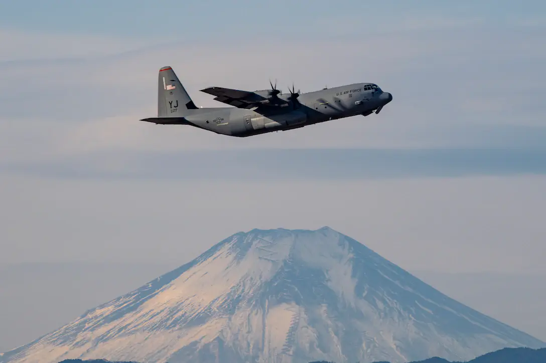飞越日本富士山的美军C-130J运输机