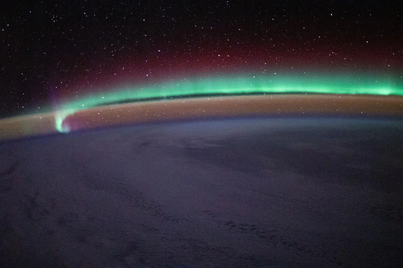 俄罗斯宇航员拍摄的地球极光