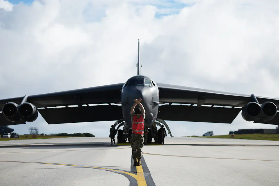 关岛安德森空军基地内的B-52轰炸机