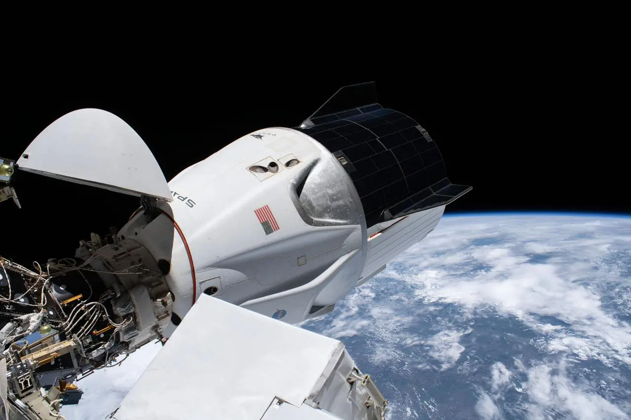 停泊在国际空间站的SpaceX载人龙飞船