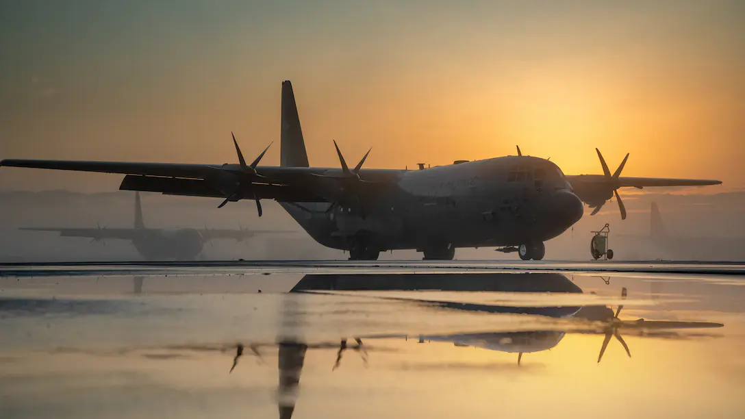 横田空军基地内的C-130J运输机