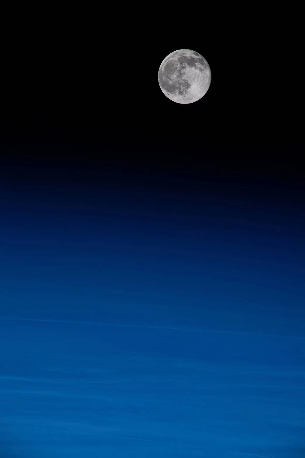 在国际空间站上拍摄的月球