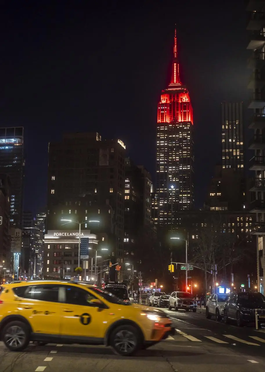纽约帝国大厦点亮红色灯光为即将着陆的毅力号火星车送去祝福[5张图片]