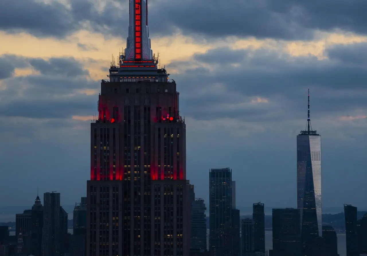 纽约帝国大厦点亮红色灯光为即将着陆的毅力号火星车送去祝福[5张图片]