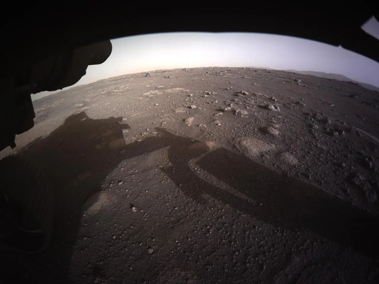 毅力号火星车传回地球的第一张彩色照片