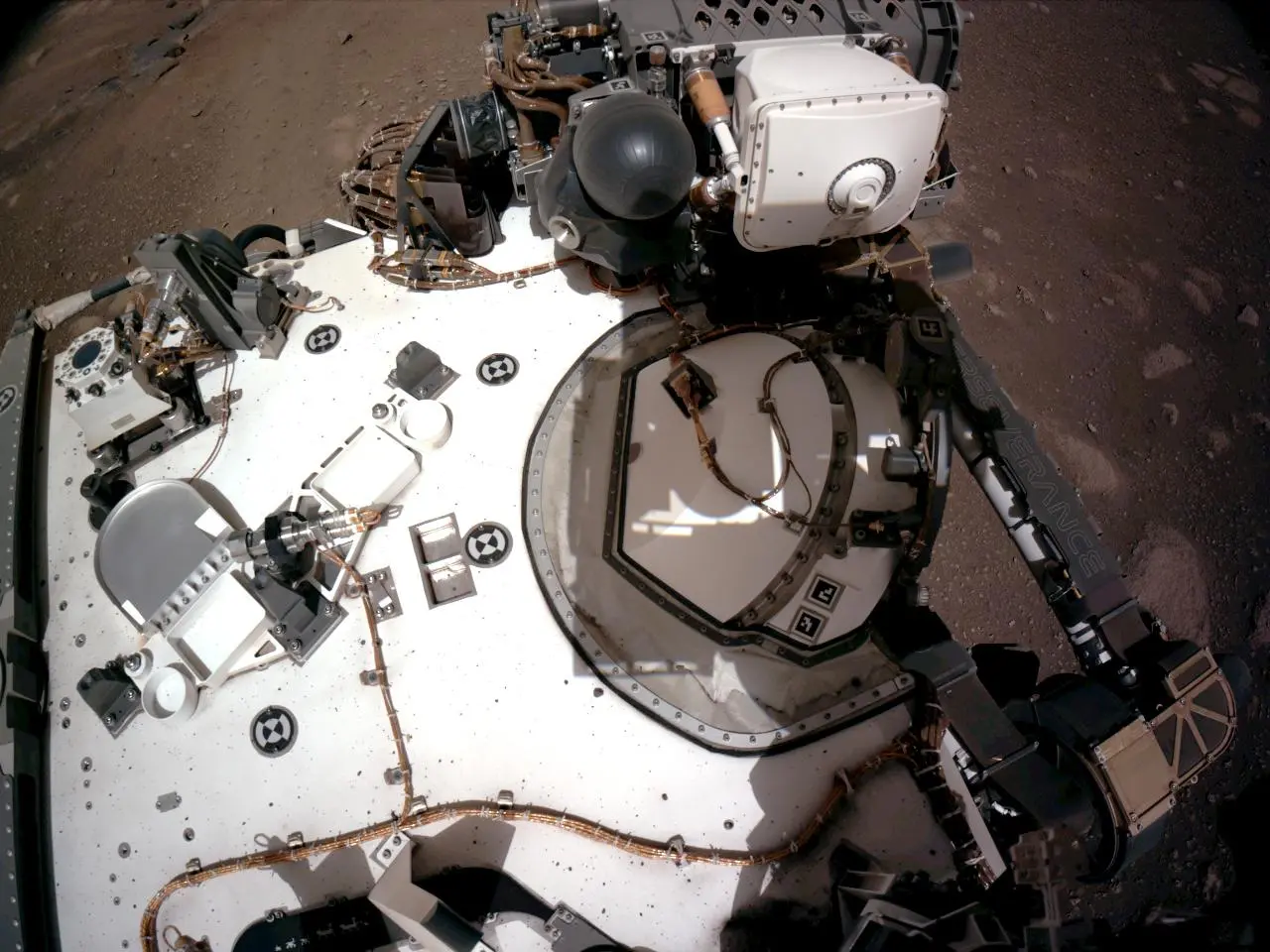 火星上的毅力号漫游车背部实拍图