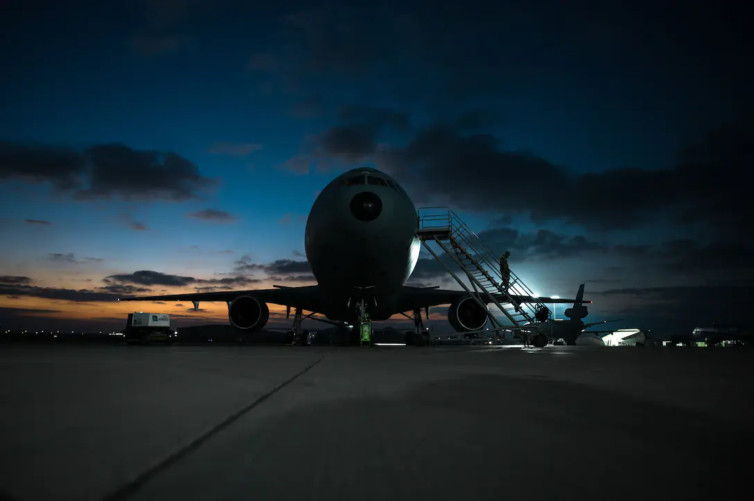 夜幕中的KC-10加油机