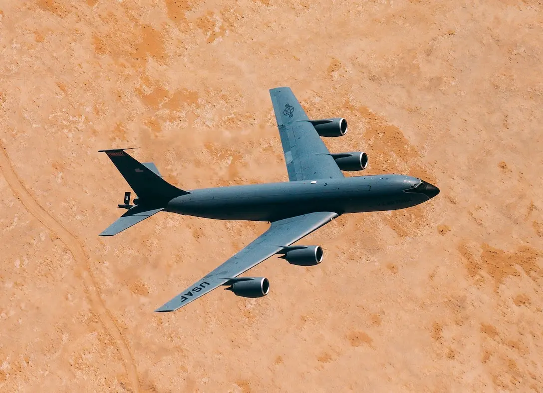 飞行在卡塔尔上空的KC-135加油机