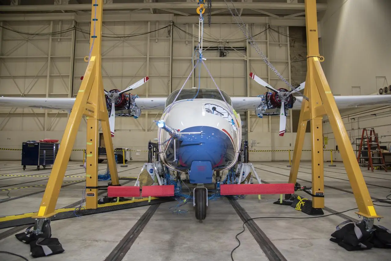 正准备接受测试的X-57全电动飞机