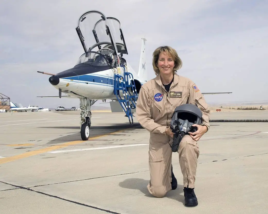 阿姆斯特朗飞行研究中心首位女性试飞员