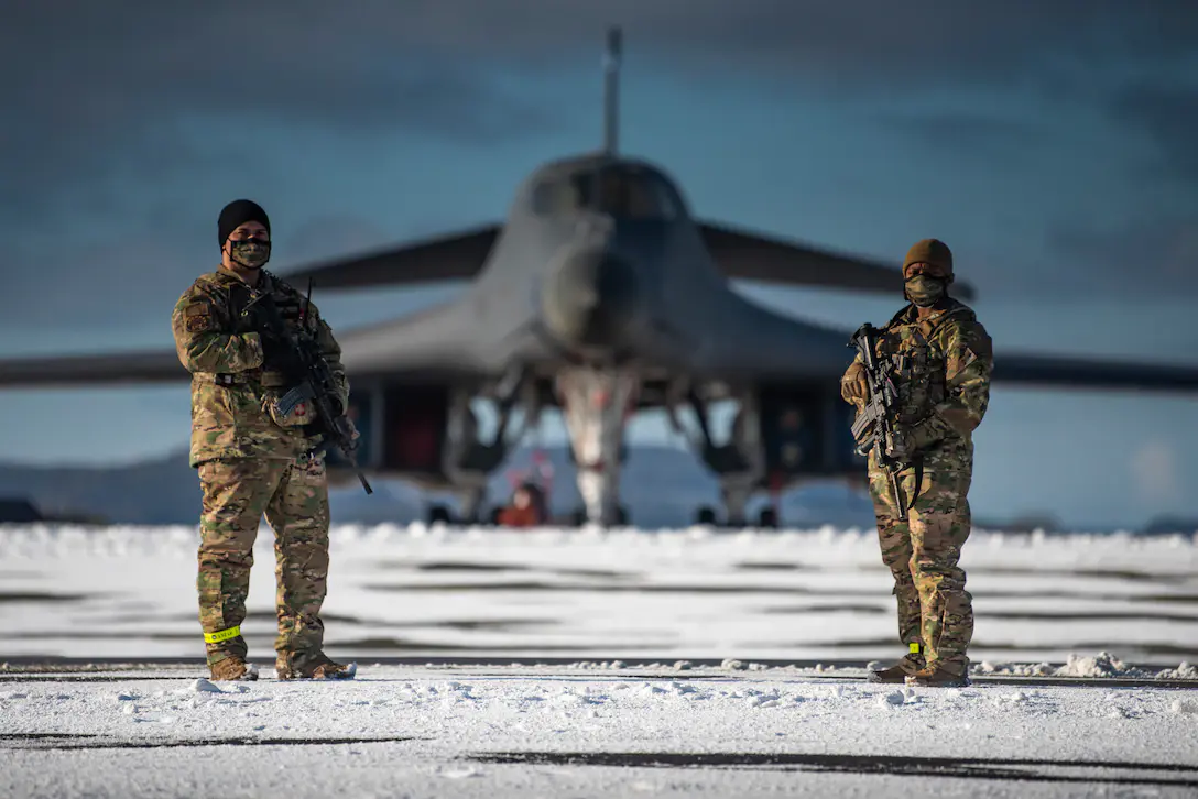 挪威冰雪中的B-1B轰炸机