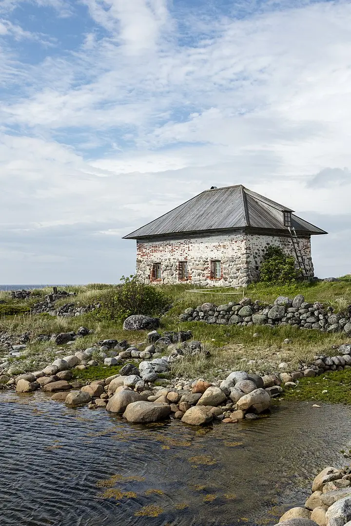 俄罗斯索洛韦茨基群岛上的石头小屋