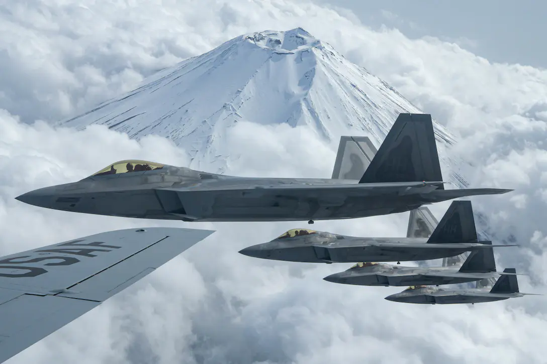 飞掠富士山的F-22战机