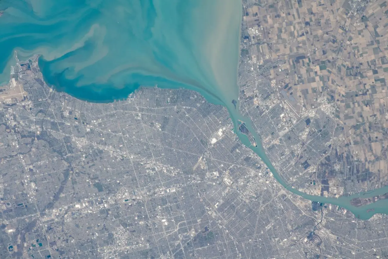 从空中俯瞰底特律河