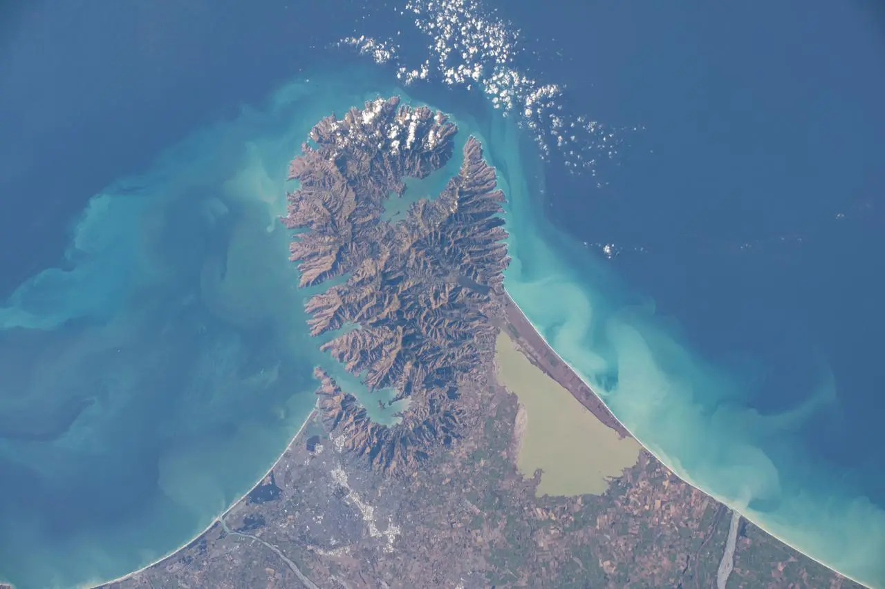 从太空中俯瞰新西兰飞马湾海岸