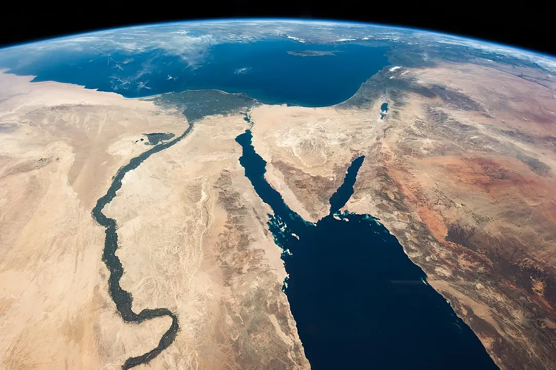 从太空俯瞰亚非两洲分界线:苏伊士运河