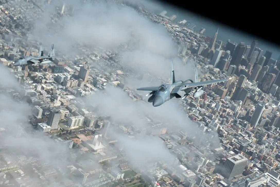 飞行在摩天大楼上空的F-15战斗机