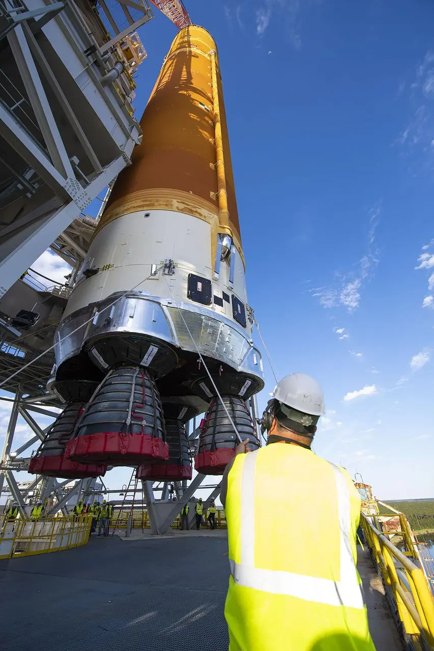 首枚太空发射系统运载火箭SLS的核心级正在吊装转运