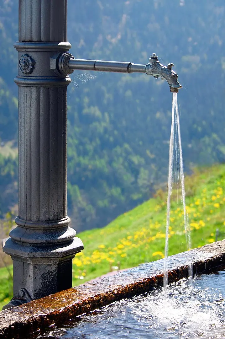 瑞士村庄里的泉水