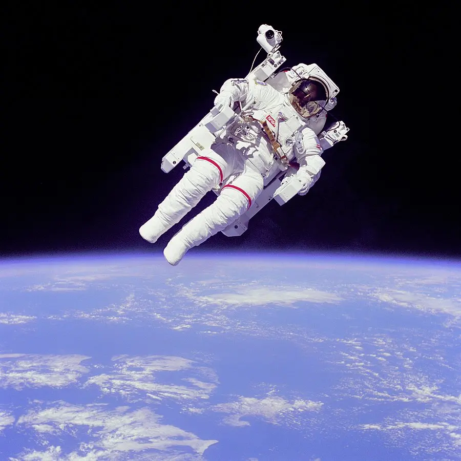 人类历史上第一次无束缚太空行走