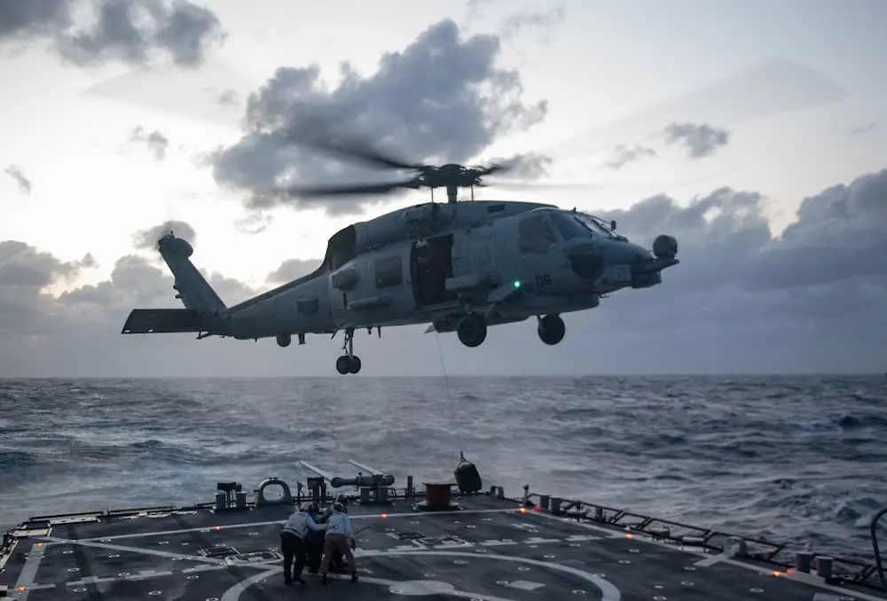 正在做物资转运的MH-60R海鹰直升机