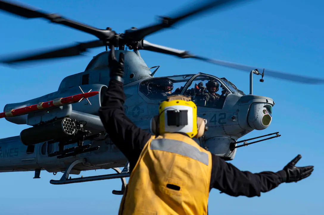正准备降落的AH-1Z蝰蛇武装直升机