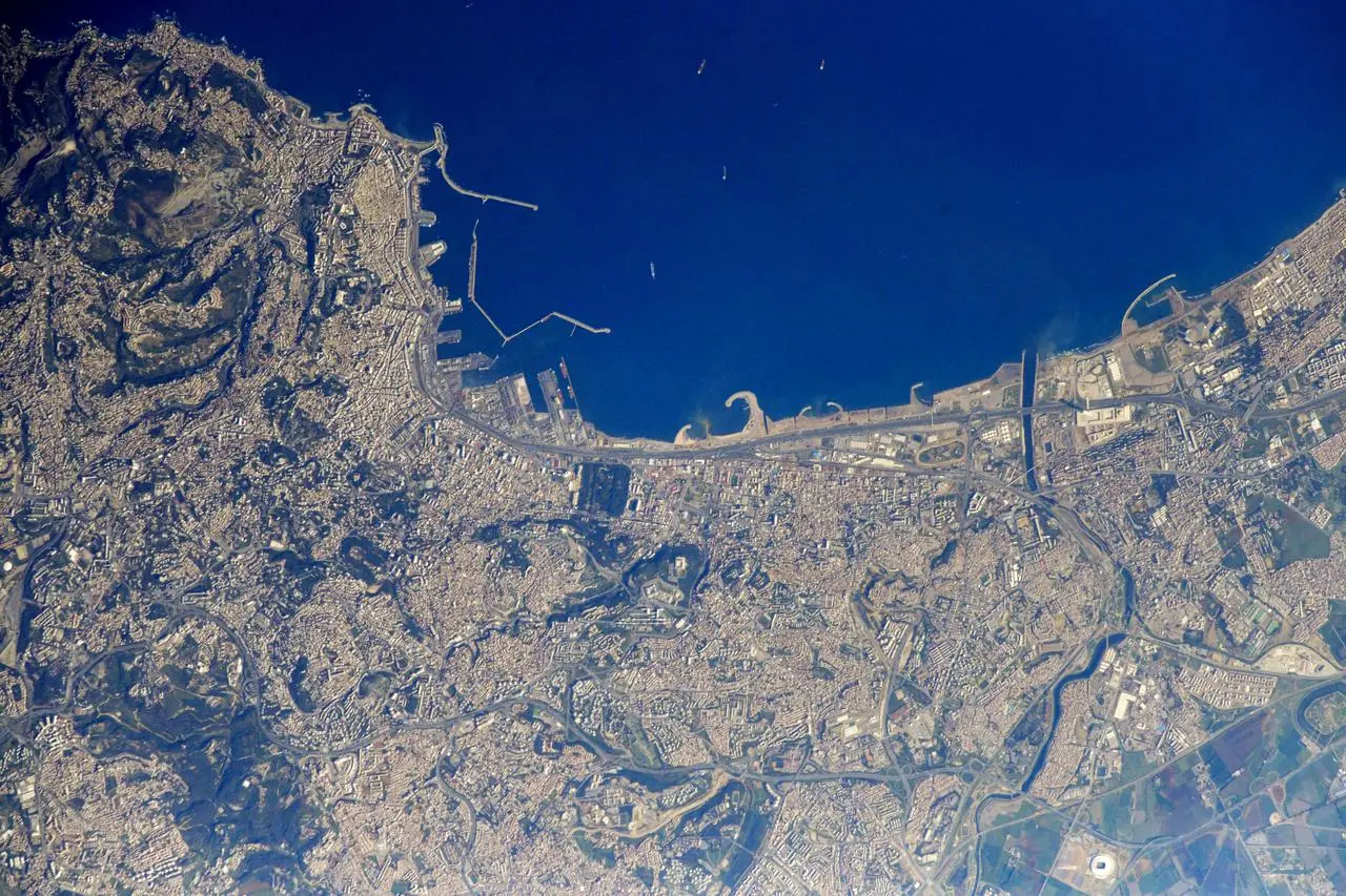 从太空中俯瞰阿尔及利亚阿尔及尔市