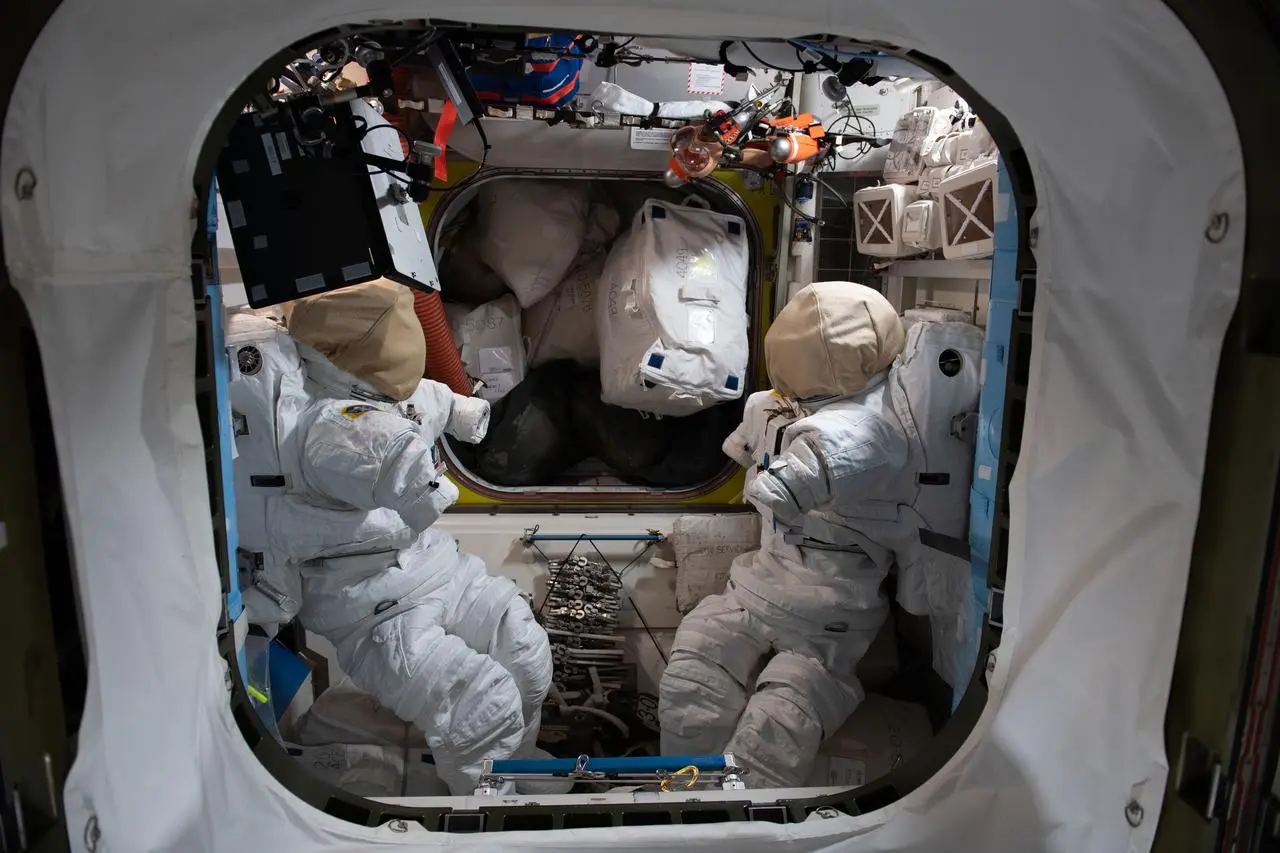 国际空间站内的舱外航天服