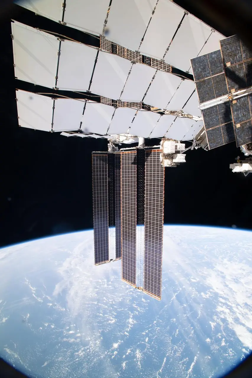 太空行走施工忙:2021年的国际空间站终于换新的太阳能电池板了