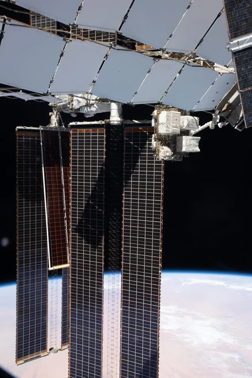 太空行走施工忙:2021年的国际空间站终于换新的太阳能电池板了