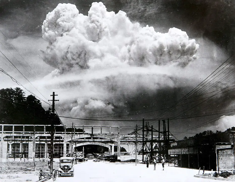 弹如雨下:被轰炸的日本神户市