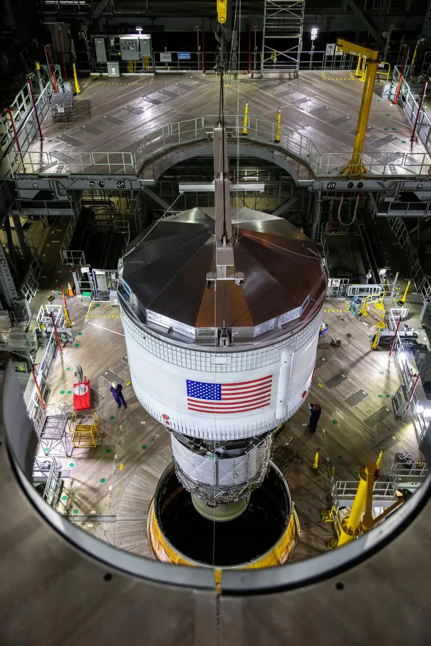 还差一步就可以飞啦:NASA的SLS运载火箭最后一级推进器已经安装就位