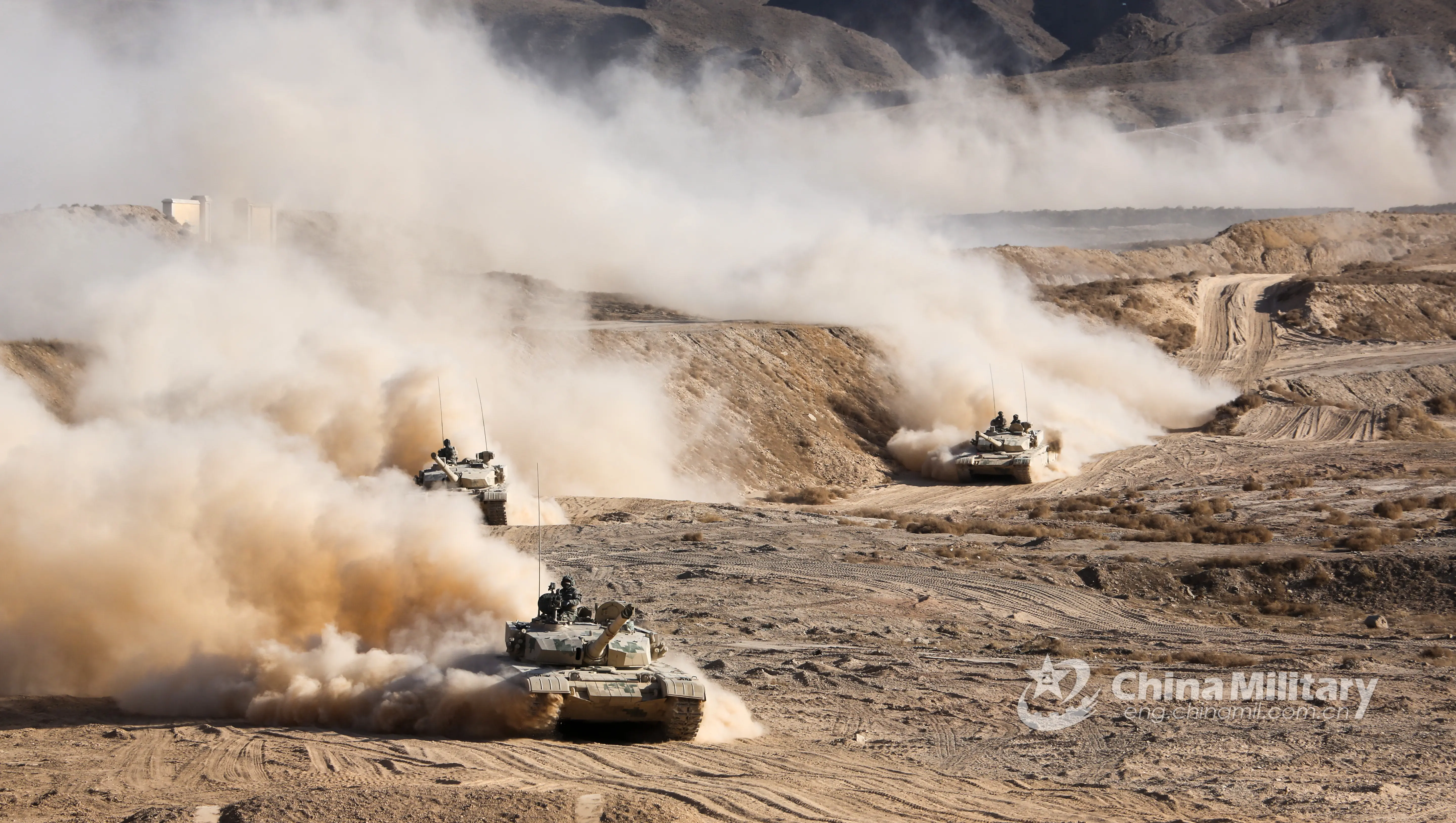 战车隆隆：开往实弹射击场的中国99A式主战坦克_荒原之梦