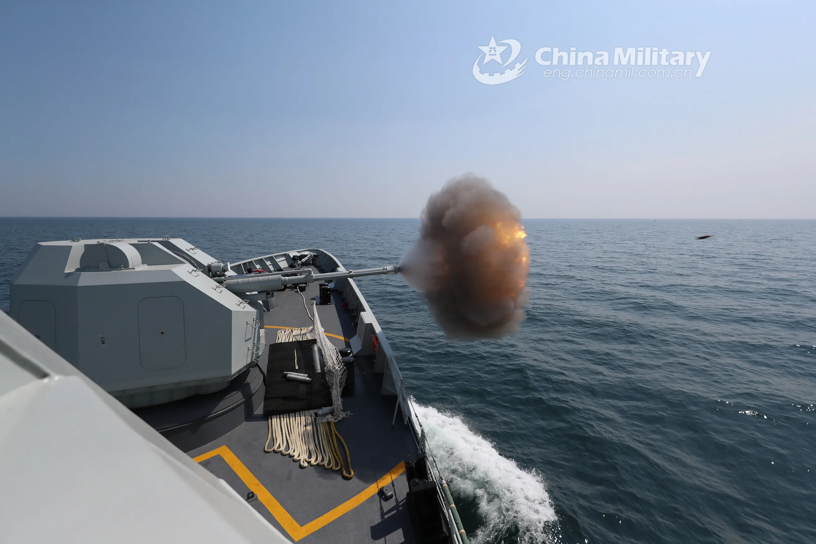 黄海上的中国信阳号和黄石号导弹护卫舰_荒原之梦