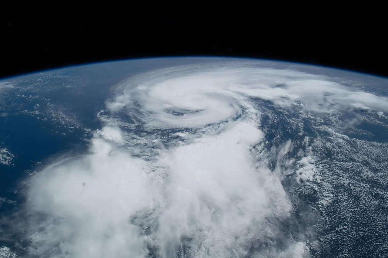 从太空中俯瞰2021年的飓风亨利_荒原之梦