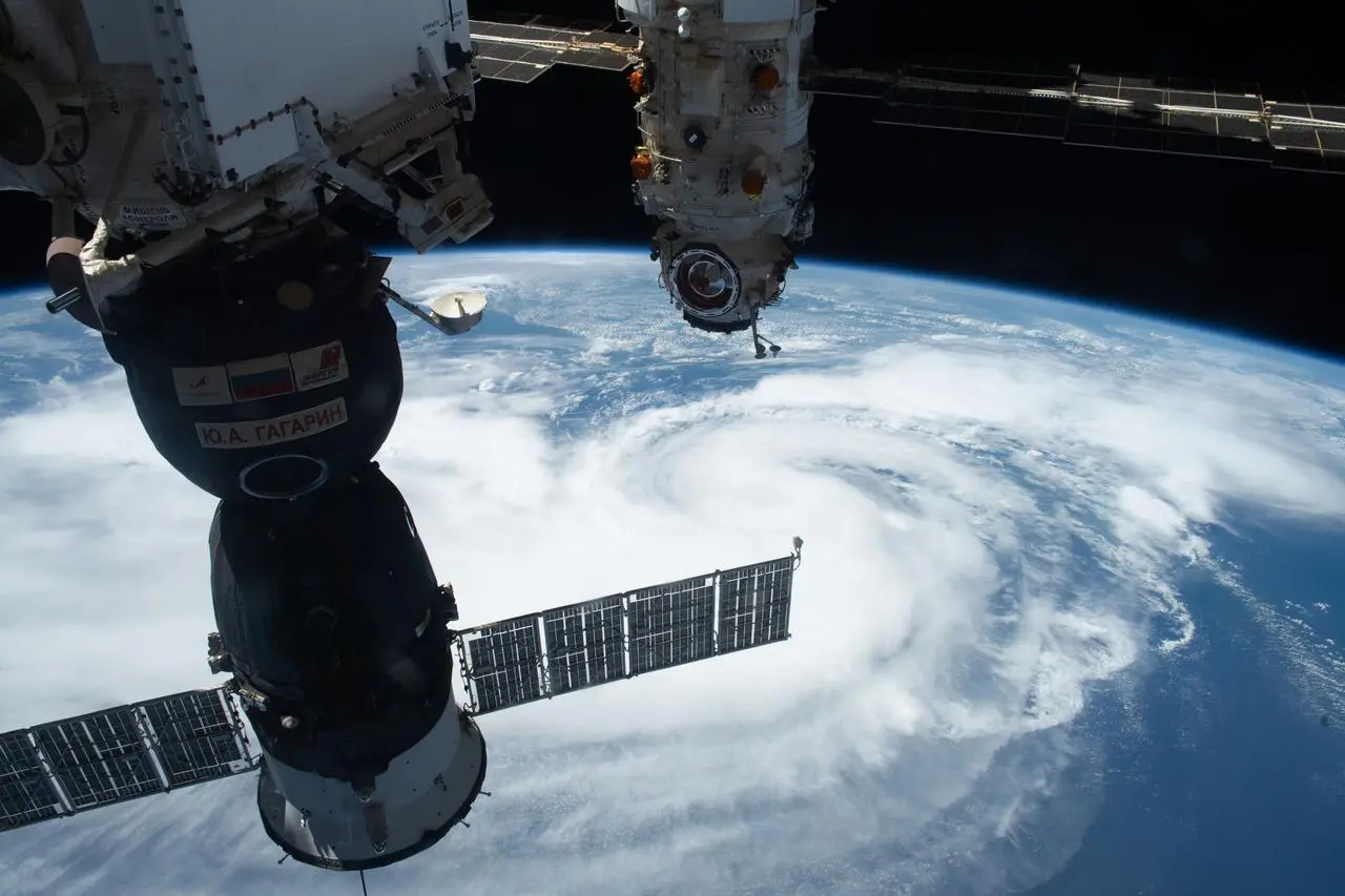 从太空中俯瞰2021年的飓风亨利_荒原之梦