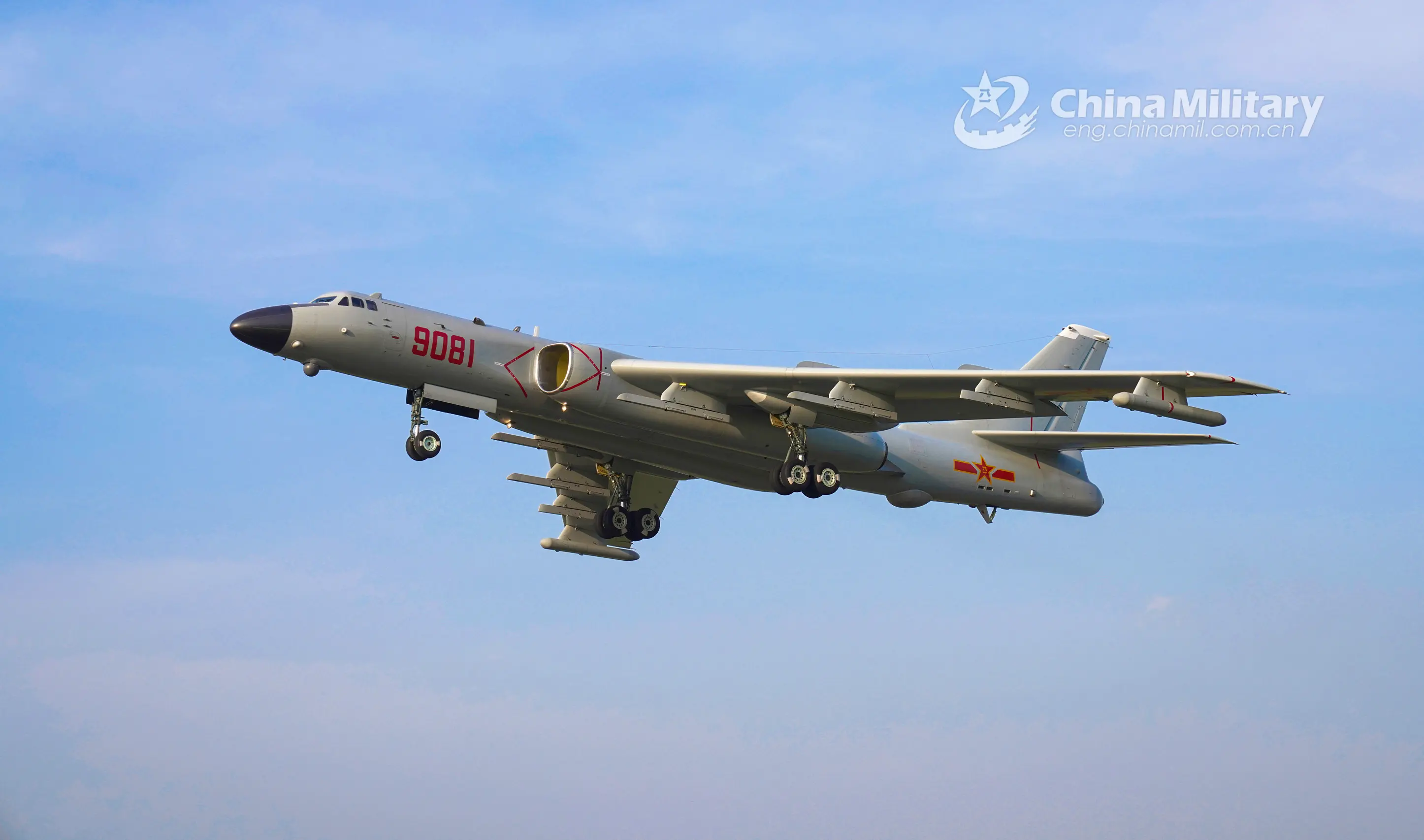 参加飞行演练的中国轰-6轰炸机_荒原之梦